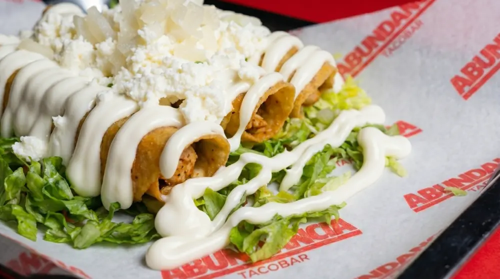 Tacos dorados con nata y queso fresco