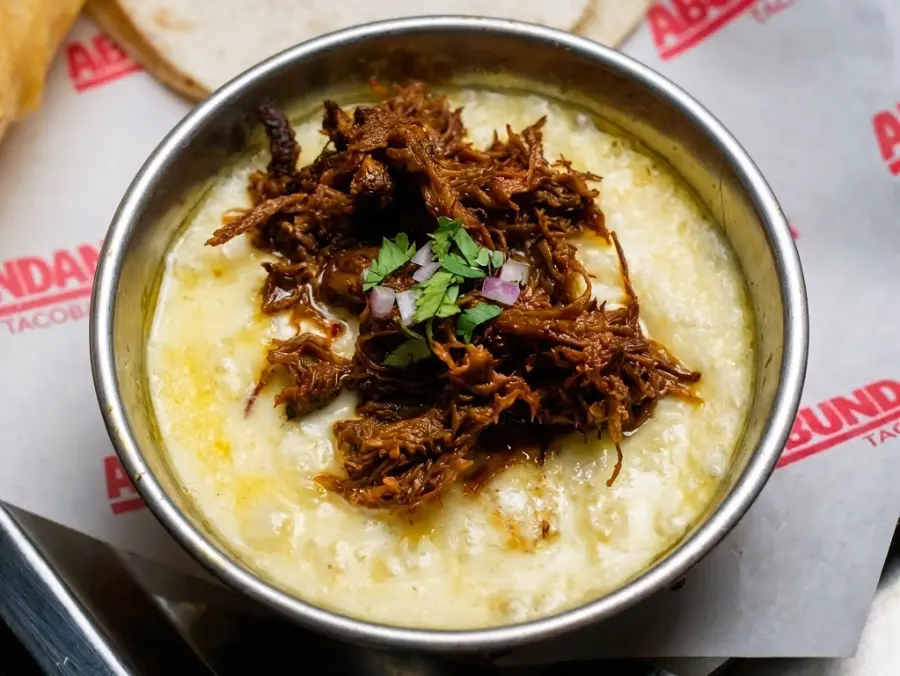 Queso fundido con birria